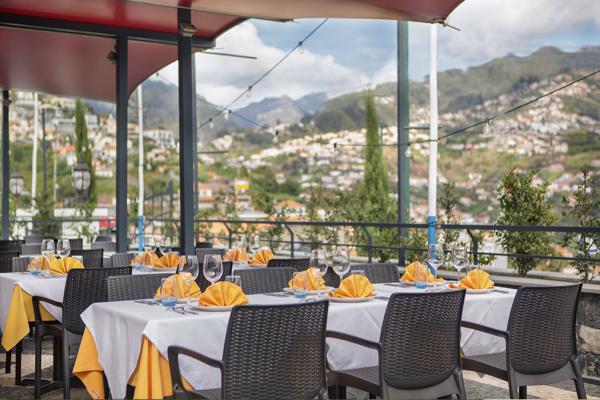 Our space offers an admirable panoramic view over the Bay of Funchal.